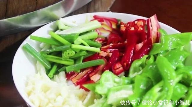 烧茄子最忌直接下锅,不然费油还难吃,多加1步,茄子香软不油腻