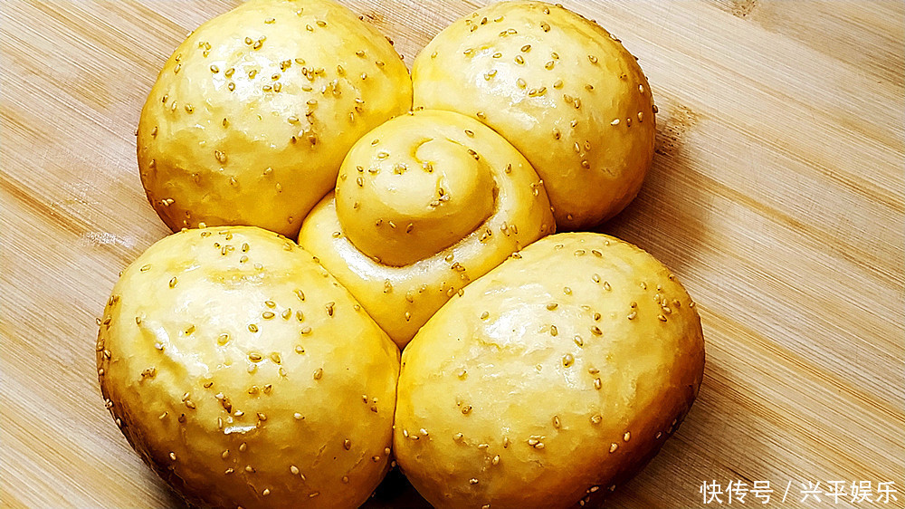  只要有面粉和鸡蛋，就可以做面包，做法简单，口感疏松，好吃香甜