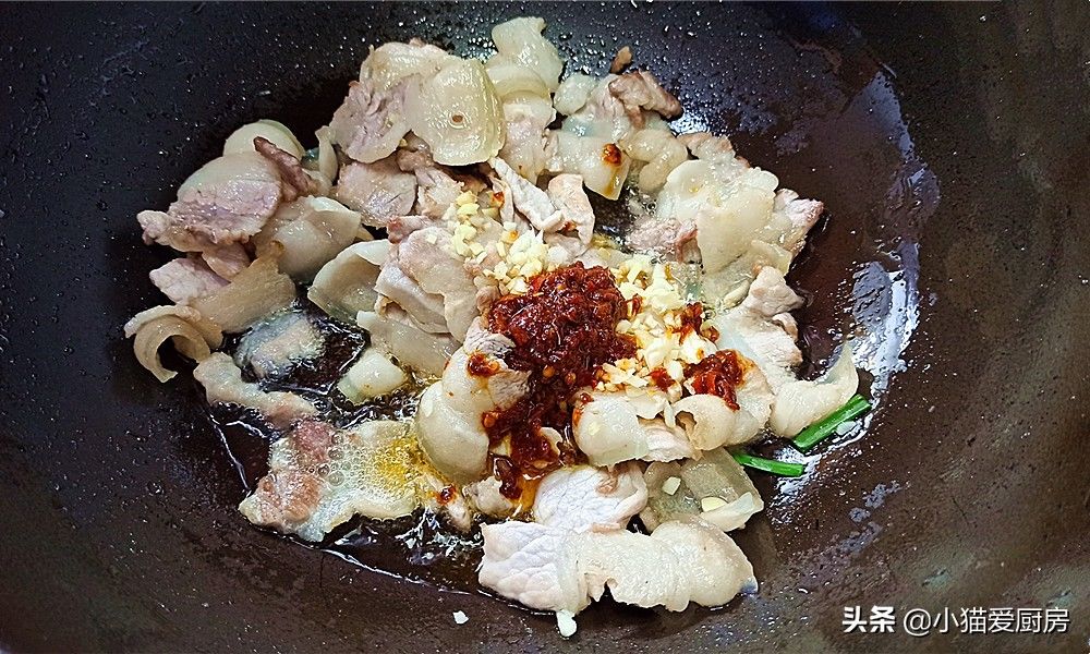 1把酸辣椒加上猪肉简单一炒，味道酸香爽辣，开胃下饭特别好吃