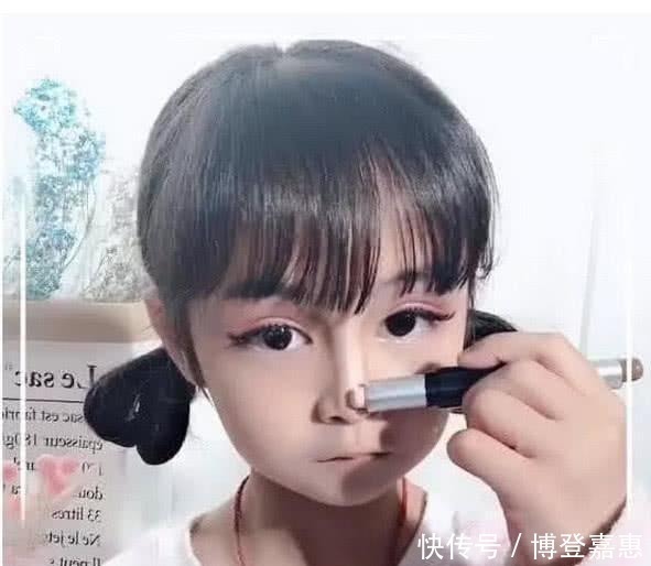 众人|小学生女孩学妈妈化妆,大浓妆却惊到众人,网友:还不如不化!