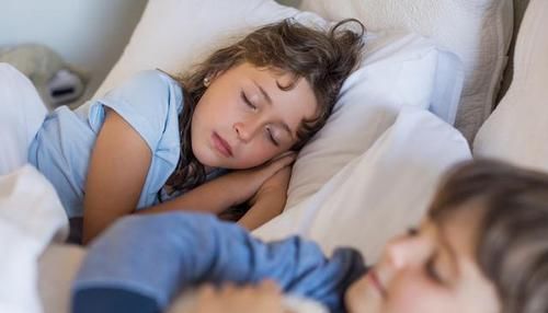 如何顺利的让孩子从和父母睡过渡到自己睡，几个有用的建议