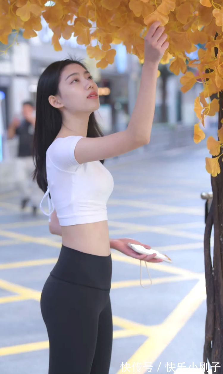 健身裤 小姐姐身穿健身裤的运动穿搭,穿出姑娘的青春活力