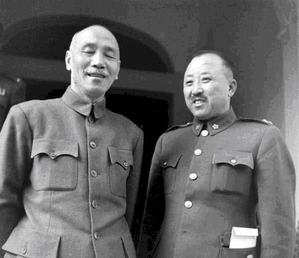 省长|辽沈战役,国军司令坐上最后一趟飞机,副官连省长都往下踹