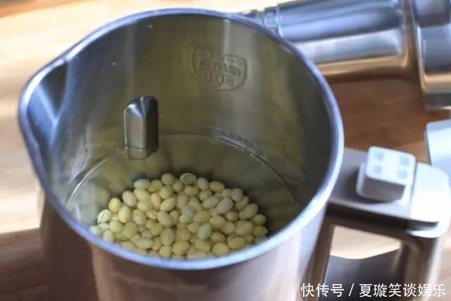 打豆浆时,黄豆只用水泡就错了,大厨教你一招,豆浆又香又好喝