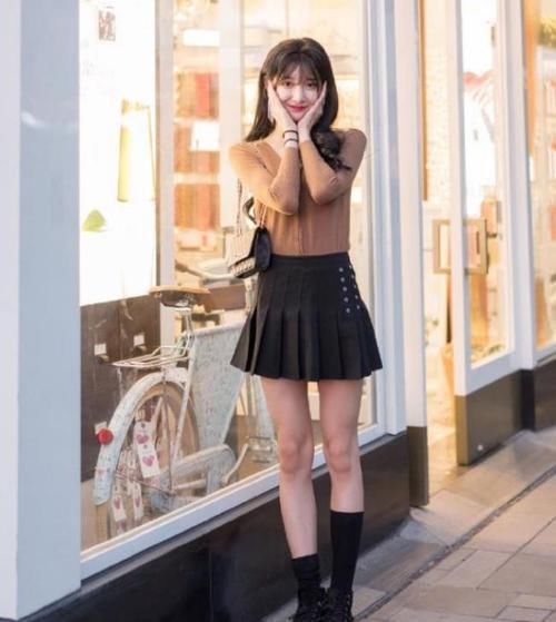 街拍小姐姐短袖衬衫搭配一步裙,简约风格装扮出的自然唯美