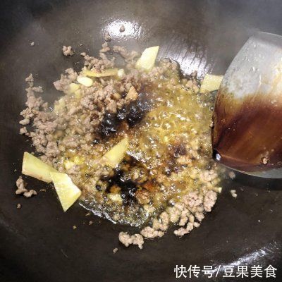 餐桌上的保留项目辣椒炒香干肉沫，隔段时间就做一次