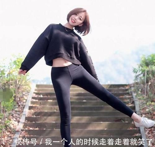 小姐姐|美女穿搭:小姐姐爱穿打底裤,勾勒出优美的身段,清新不失雅兴!