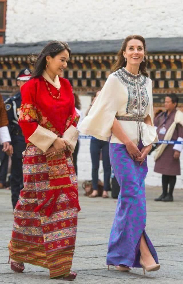 凯特入乡随俗，穿不丹传统服饰优雅大气，一旁的不丹王后反显拘谨