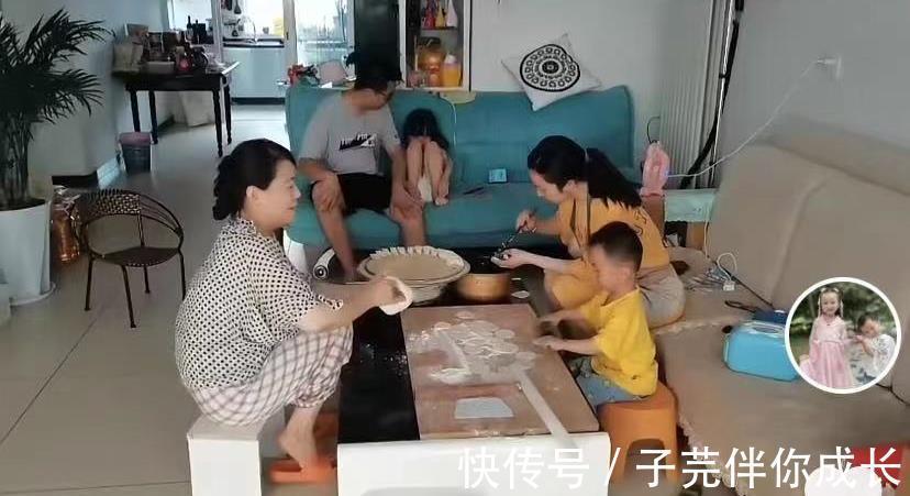 小宝|奇奇坐地上玩,悦悦把他训哭,网友:田静,你怎么教得孩子?