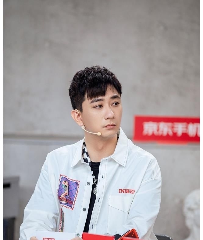 主持風格|《Phone狂制噪吧》播出 王自健式主持風格引網友期待