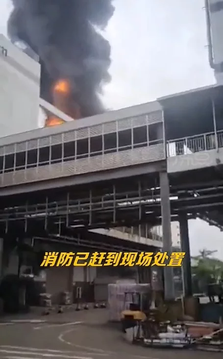深圳富士康起火 现场火光冲天伴随爆燃声