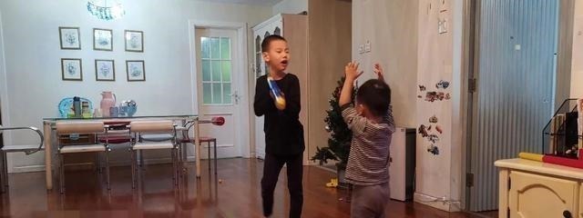 独生家庭|哥哥开学后,弟弟“颓废”度日,网友:没有人抢,玩具都不香了