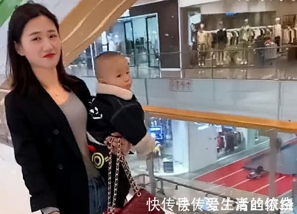 女人|“最美妈妈”遛娃逛街两不误火了,网友:是个高手!