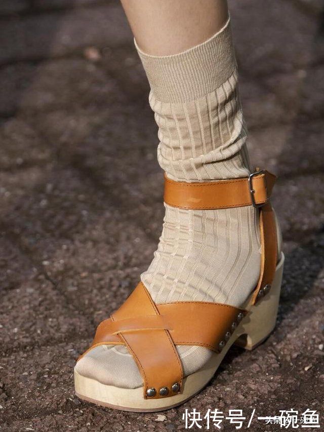 ootd|凉鞋翻车大赏?收下这份夏日鞋子穿搭指南,秒get女星同款大长腿