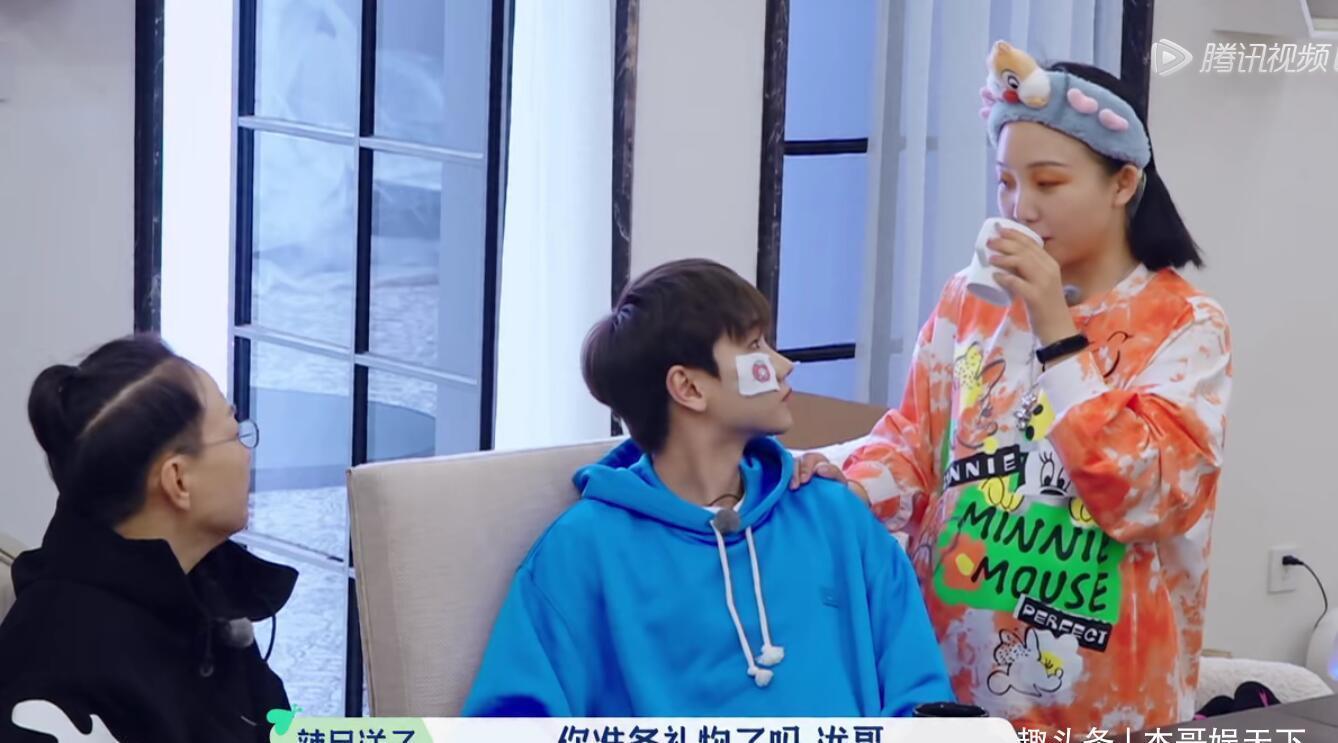 礼物 《桃花坞》汪苏泷的礼物太尴尬,舒淇的礼物成焦点,太壕了