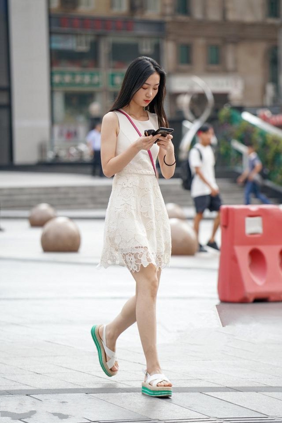 路人街拍,美女上身选择了白色上衣,十分有魅力