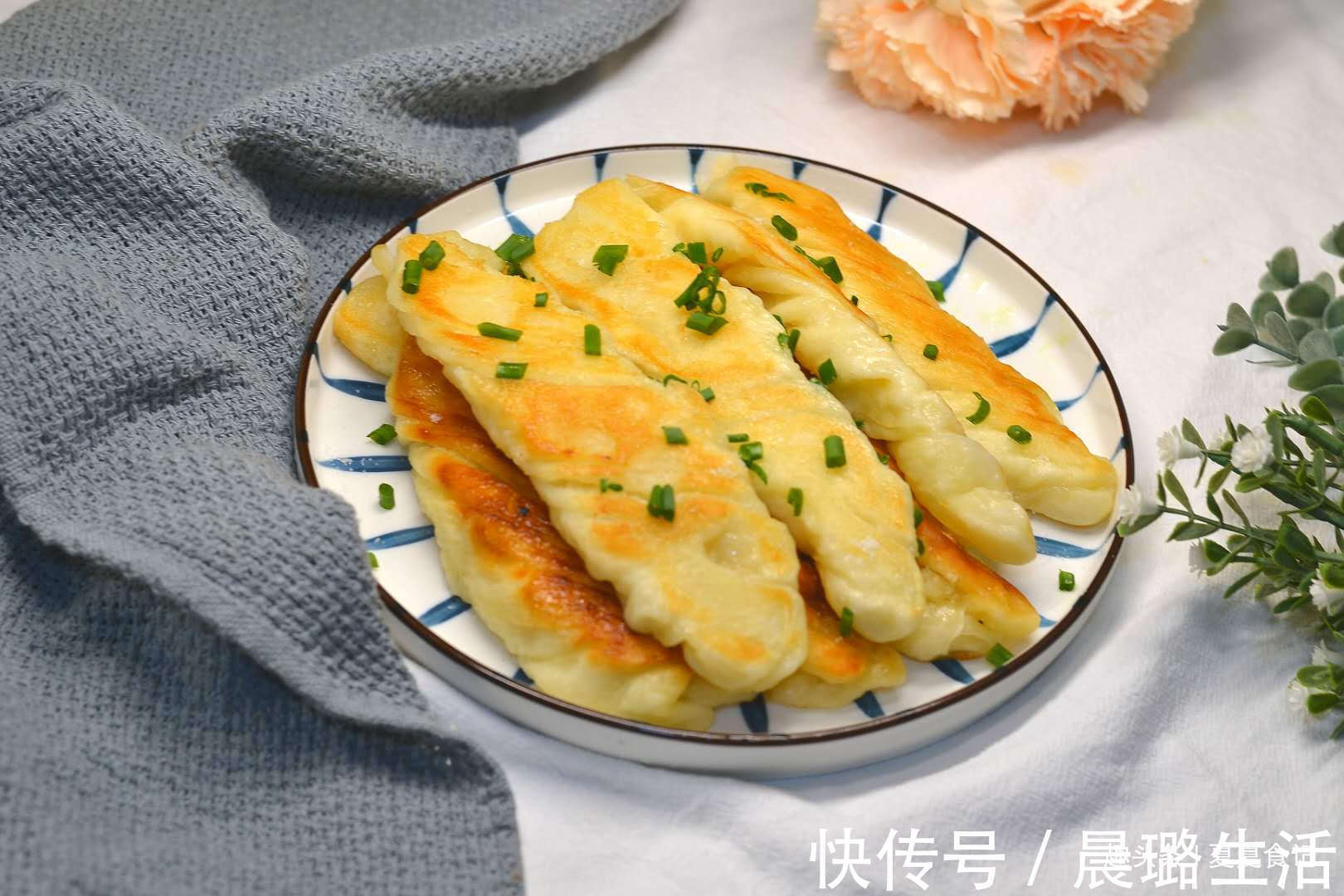 自从学会这早餐，儿子就迷上了它，卷一卷煎一煎，蓬松酥脆香喷喷