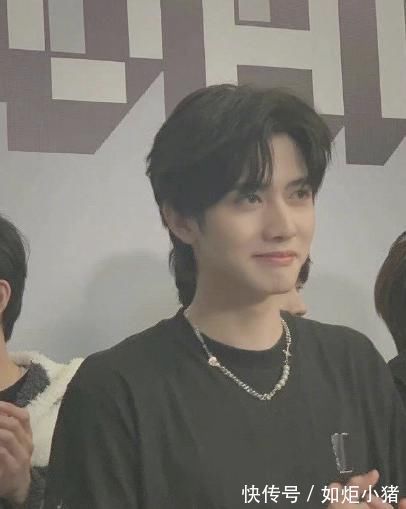 家境|翻版“杨超越”的他,家境贫寒却用苹果手机,当保安时早已签约