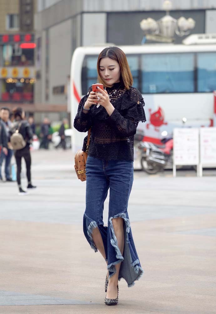 长裙 重庆街拍,蓝色牛仔外套搭配粉色荷叶边长裙,清新文艺显气质