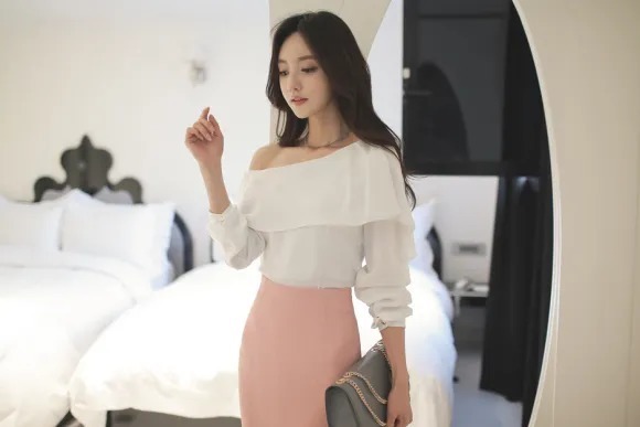 孙允珠|美图欣赏:孙允珠,香醉斜肩欧式雪纺纯色上衣