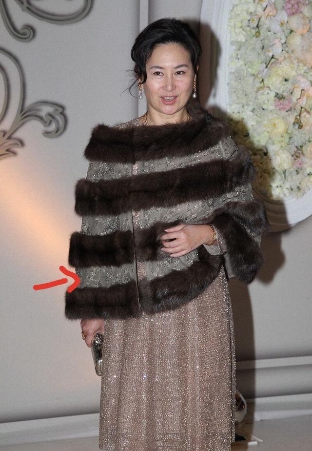 富态|57岁何超琼难得霸气,穿皮草配亮片连衣裙,展颜一笑更显富态