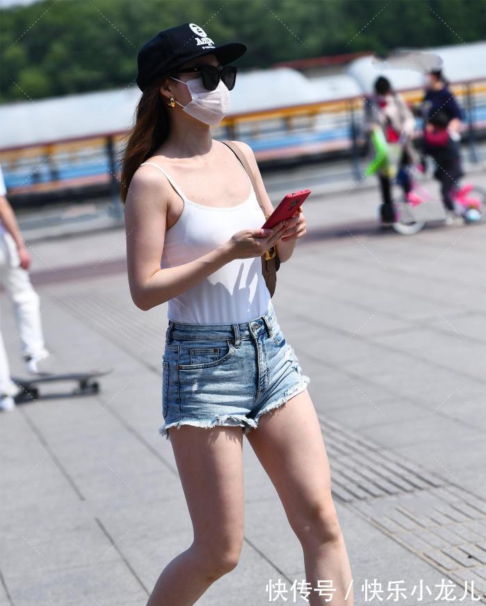 项链 白色吊带搭配牛仔短裤，简洁休闲，极具时尚气息
