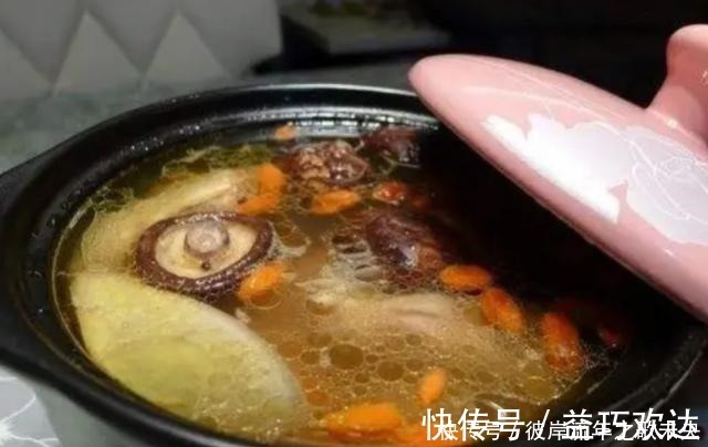 营养成分|炖鸡汤时，先放盐还是后放盐很多人都做错了，难怪汤不鲜也不香