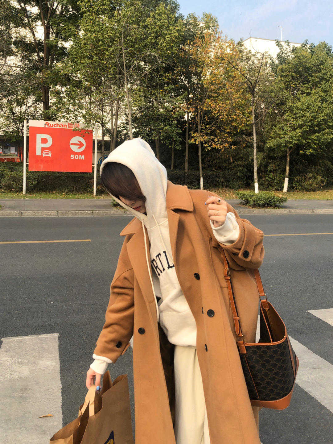 身形 初冬一定要选“大衣+卫衣”!遮肉显瘦又减龄,保暖效果还超赞