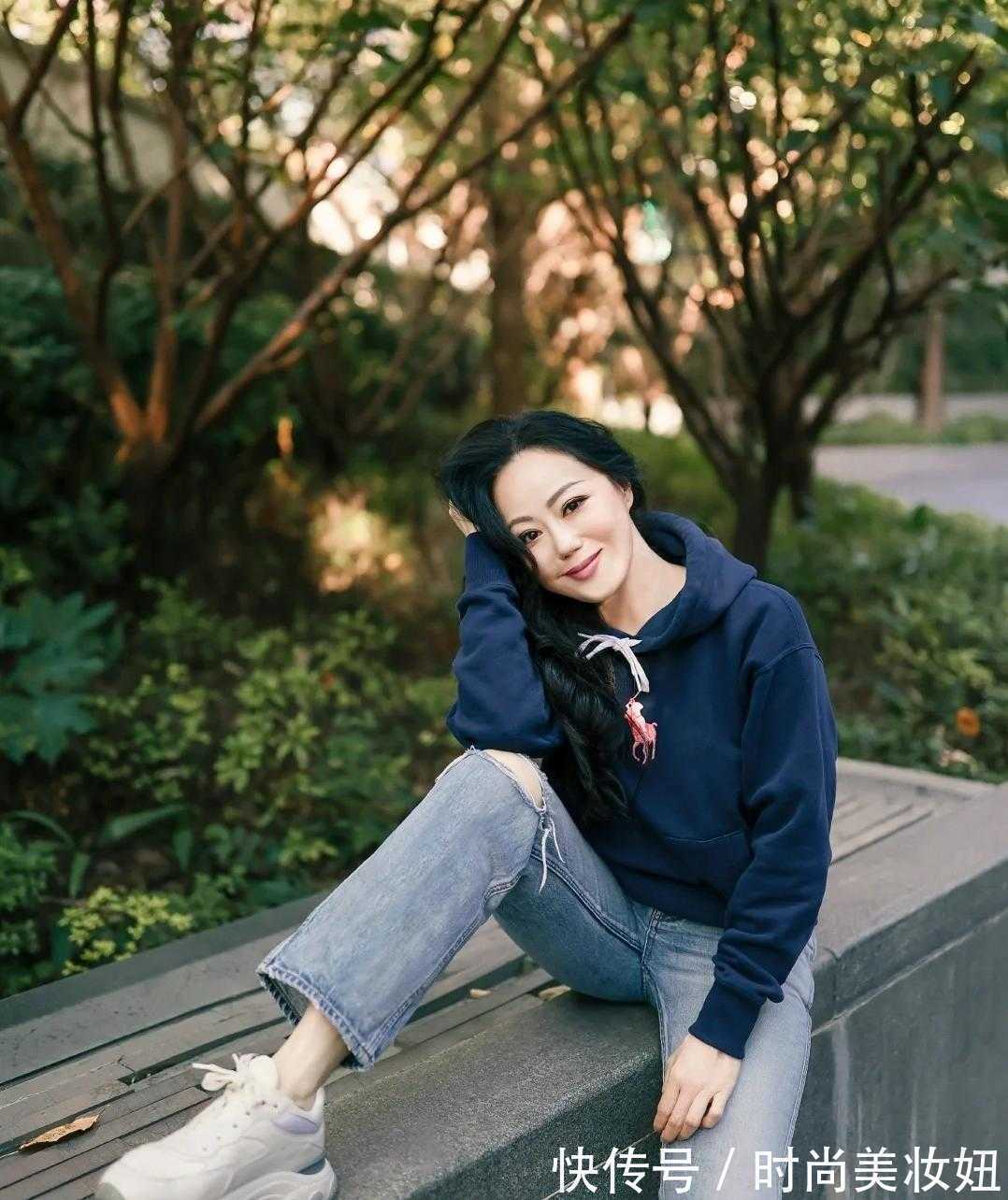 下半身 章小蕙不扮“贵妇”更漂亮,穿连帽卫衣配牛仔裤,年轻10岁不止