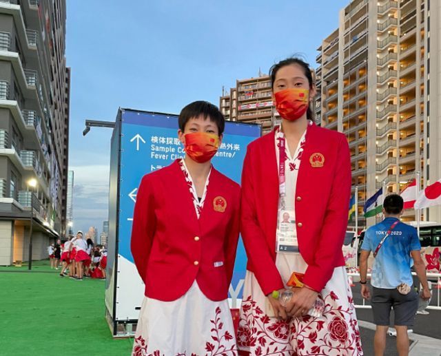 姚明|太美了！中国运动员等待出场，姚明和女篮姑娘合影，多人追星朱婷