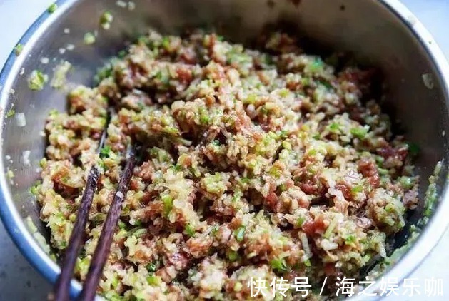 调萝卜馅,大厨教你一招,比肉包子还香,一口气吃5个不嫌多!