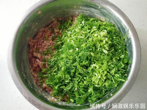 饺子里加什么最香？很多人都不知道，教你1招，保证鲜香多汁