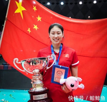 副攻|師徒勝似母女！顏妮曬與郎平相擁照，若無郎平她或難有今日成就