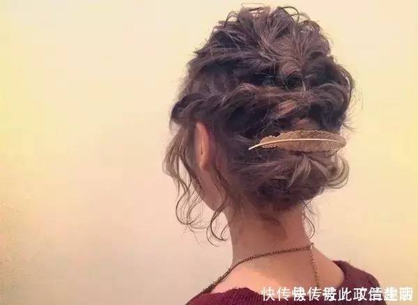 空气|绑头发不能太死板,现在流行的“空气坠”扎发!