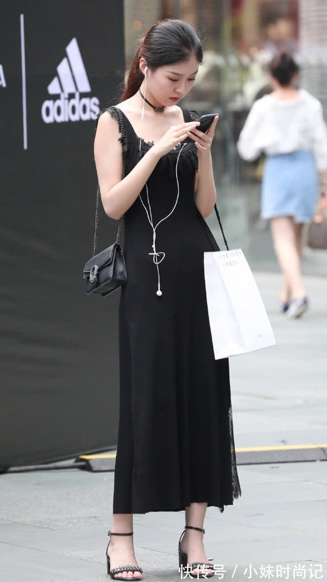 美女|街拍美女:小姐姐黑色吊带长裙,优雅高贵,彰显东方女人的气质美