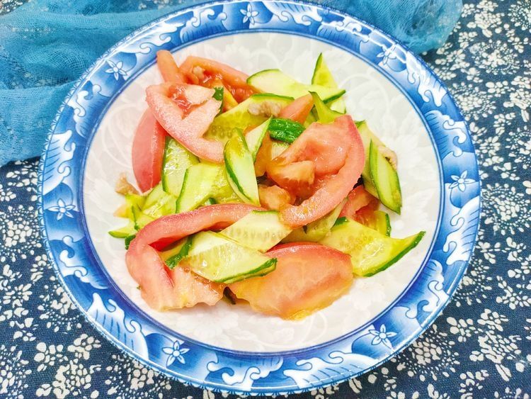 西红柿新吃法，冬天3样食材一起炒，出锅鲜香味道好，家人喜欢吃