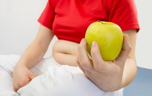 发胖|肚腩太大怎么减？戒掉2个恶习，坚持2个减腹方法，有效减低腰围