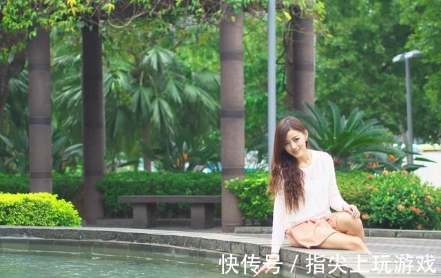 雪纺上衣 粉色超短裤搭配白色雪纺上衣,甜美感十足!