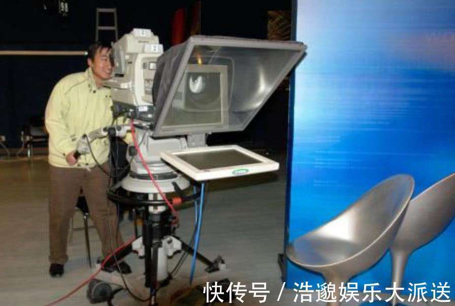 《新聞聯(lián)播》主持人為什么要低頭看稿他們手里的紙是干嘛用的