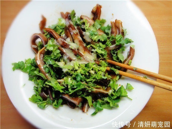 下酒菜|此菜“骨头”越多越抢手,是最过硬的下酒菜,不炒不炖,一拌就好