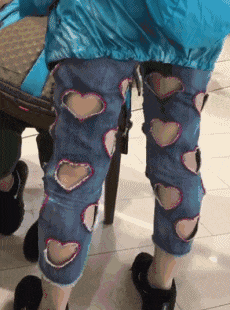 |搞笑GIF趣图:美女不要激动,我只是想摸一下你脸上的粉有多厚