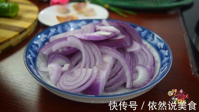 洋葱凉拌木耳最好吃的做法，简单美味又下饭，看看你喜欢吃不