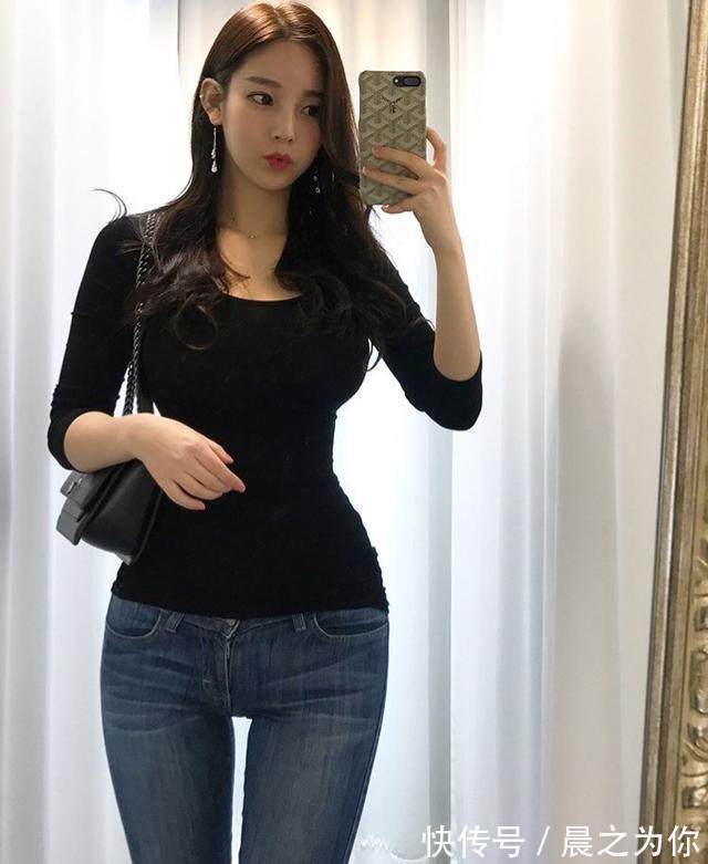 婀娜 简约雅致的牛仔裤,展现出美女婀娜多姿的身材,尽显独特魅力!