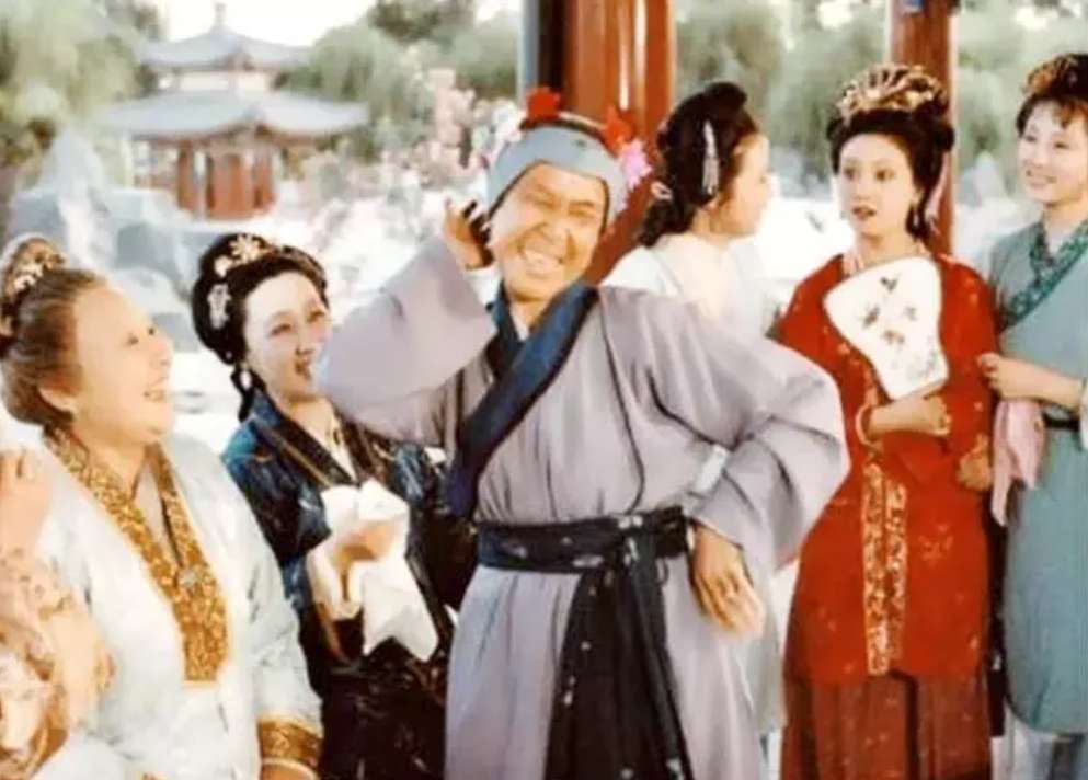 红楼梦!红楼梦刘姥姥在大观园备受调侃,只有一个是真正对她好的人