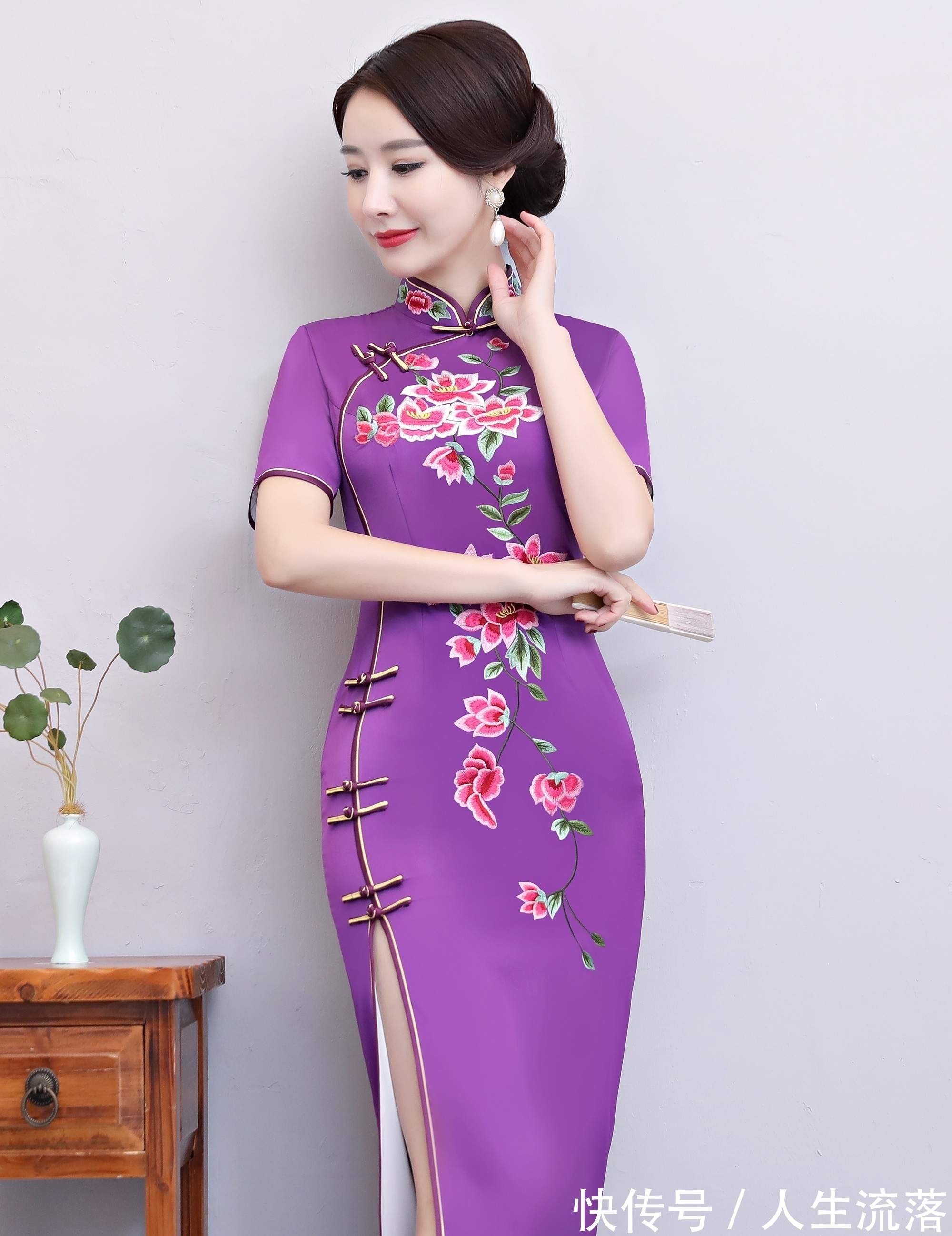 丝袜 旗袍的高开叉,无色的长丝袜,当她们搭配在一起时魅力会怎样?