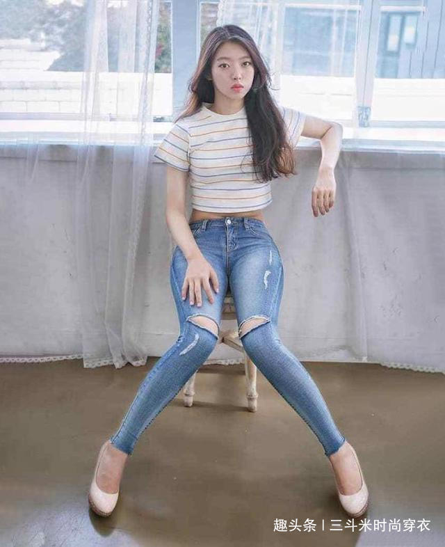 长腿美女穿牛仔裤，优雅大气显女性迷人气质，激发青春活力！