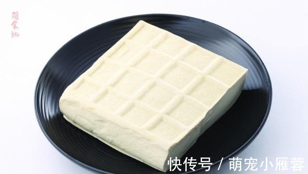 豆腐买多了,切记不要放冰箱!摊贩教我土方法,放15天不会坏