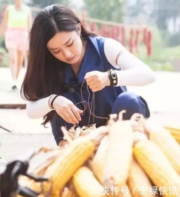 演戏哭出美瞳，自爆是城里人，赵丽颖怎么还有两副面孔呢