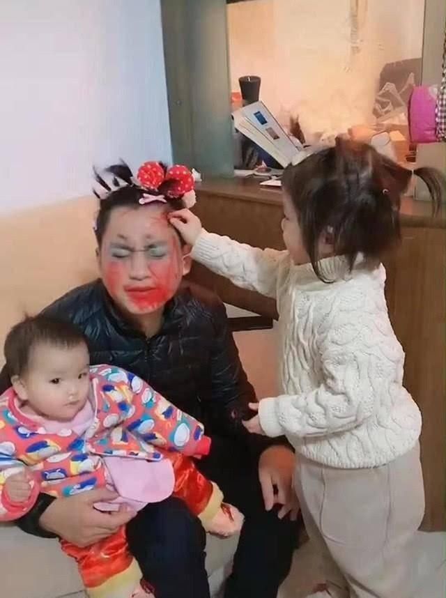 打扮|女儿把爸爸打扮得花枝招展,一个劲夸爸爸漂亮,爸爸我谢谢你呀