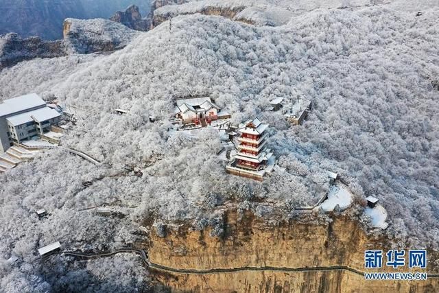 冰瀑|雪山冰瀑雾凇同框，云台山迎来今年首场大雪似仙境